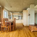 Locelot Premium 2 Floor Near O2 Arena *