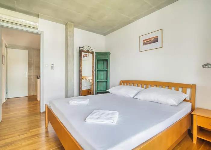 Locelot Premium 2 Floor Near O2 Arena